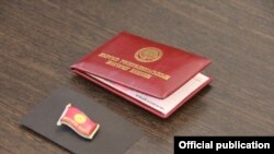 Удостоверение и нагрудный значок депутата Жогорку Кенеша. 