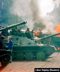 O svastică desenată pe un tanc din centrul Pragăi, pe 21 august 1968. „Rușilor chiar nu le-a plăcut asta!”, a povestit ulterior fotograful Libor Hajsky, cel care a surprins imaginea.