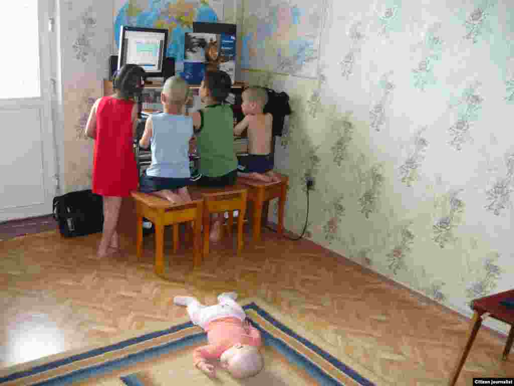 Век Интернета. Но мы стараемся ограничивать своих детей от чрезмерного сидения в Интернете. Прислала Мадина Шадаева.