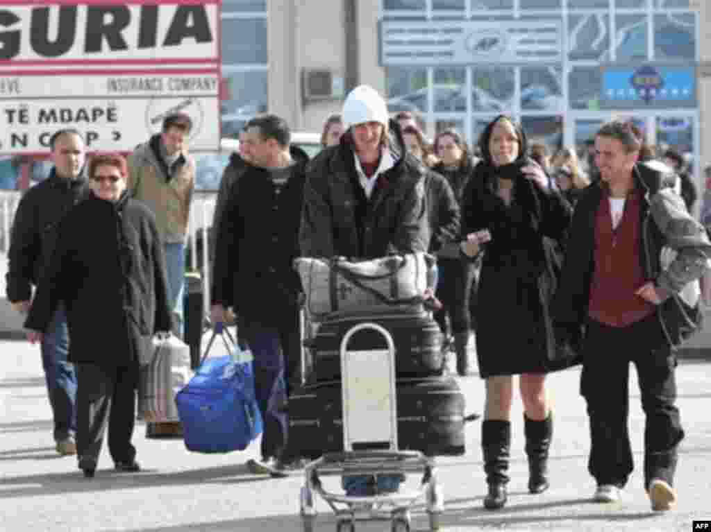 Mërgimtarë të shumtë arrijnë në Kosovë - SERBIA, Pristina : Ethnic Albanian emigrants arrive at the Pristina airport on February 11, 2008, wishing to be at home when Kosovo will proclaim its independence from Serbia.