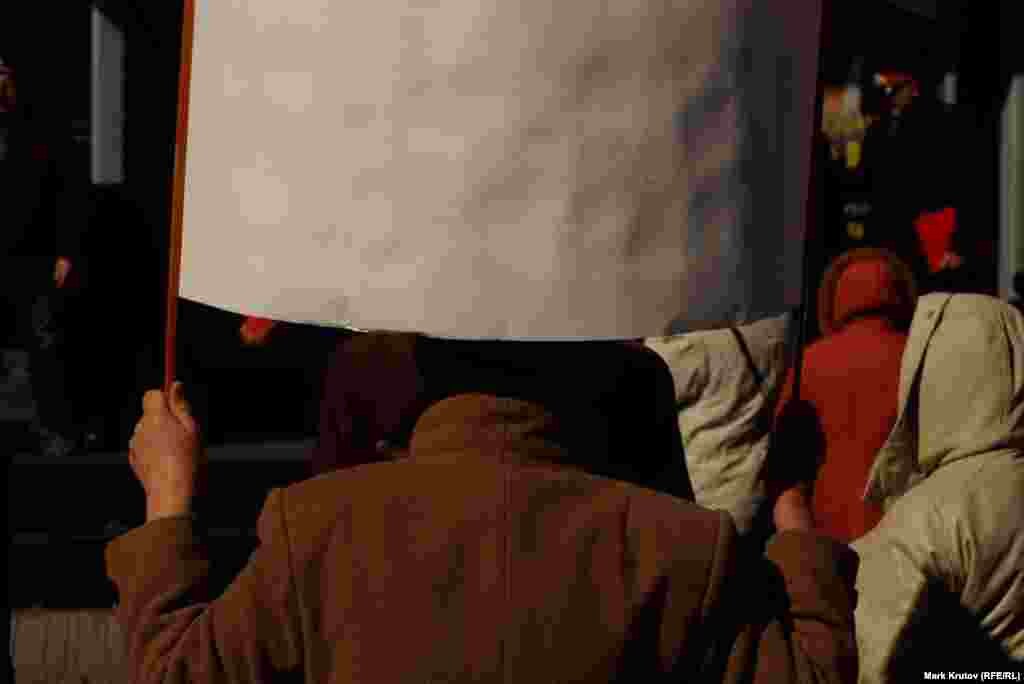 Требований присоединить Днепропетровскую область к России на митинге не было, почти не вспоминали "бандеровцев" и "фашистов". Складывалось впечатление, что мечта этих людей - возвращение в Советский Союз образца середины 80-х годов прошлого века. В акции приняло участие около 500 человек.