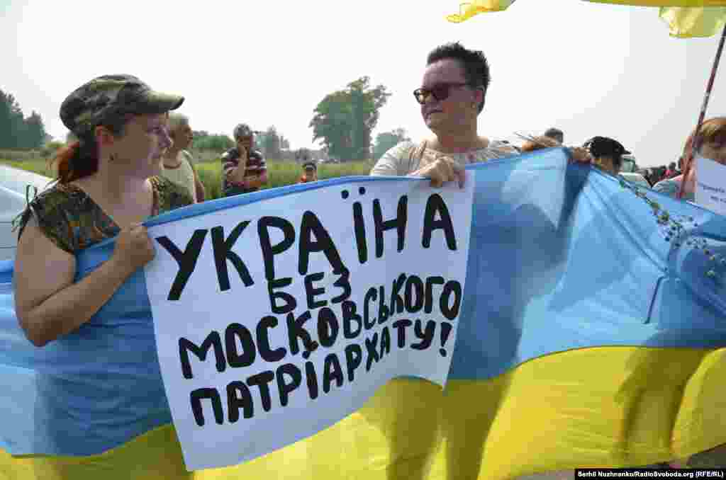 «Украина без Московского патриархата» и «Онуфрий – чемодан, вокзал, Россия» – такими плакатами встречали крестный ход УПЦ (МП)