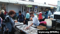 Продажа морской рыбы на керченском рынке