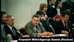 Lech Walesa și Tadeusz Mazowiecki în cursul negocierilor la masa rotundă de la Varșovua, februarie 1989