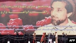 احمد شاه مسعود روز نهم سپتامبر سال ۲۰۰۱ ميلادی از سوی دو تن عرب تبار که خود را خبرنگار معرفی کرده بودند در جريان مصاحبه ای در پنجشير کشته شد.