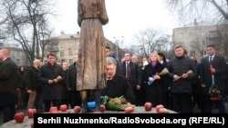 Президент Украины Петр Порошенко у памятника жертвам Голодомора. Киев, 25 ноября 2017 года.
