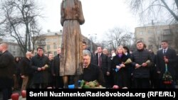 Петро Порошенко на території «Меморіалу жертв Голодомору» під час вшанування пам’яті жертв Голодомору, 25 листопада 2017 року 