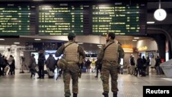 Belgium -- Belgian soldiers patrol in the arrival hall of a railway station in Brussels, Bovember 21, 2015