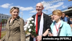 Ales Byalyatski is welcomed at Minsk's railway station by his family on June 21.