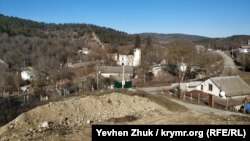 Вид на село и усадьбу Монжене с ближайшего холма