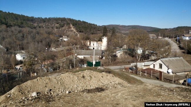 Вид на село и усадьбу Монжене с ближайшего холма