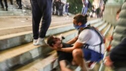 Povređeni demonstrant na stepeništu ispred Skupštine Srbije 7. jula 2020.