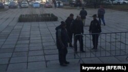 Здание Верховного суда Крыма, где рассматривается «дело 26 февраля», обносят металическим ограждением. 15 января 2016 года