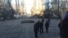 Довкола будівлі Верховного суду Криму, де розглядається «справа 26 лютого», встановлюють металеву огорожу. 15 січня 2016 року