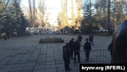 Довкола будівлі Верховного суду Криму, де розглядається «справа 26 лютого», встановлюють металеву огорожу. 15 січня 2016 року