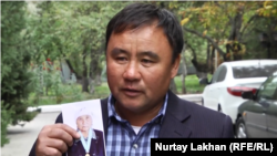 Болатбек Ракымбайулы, гражданин Казахстана, утверждает, что его 78-летняя мать, поехав в 2017 году в Синьцзян, оказалась там под стражей.