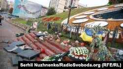 Чоловік розбив пам’ятник Небесної сотні у Києві, 5 жовтня 2017 року