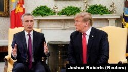 Secretarul general NATO, Jens Stoltenberg într-o discuție cu președintele american, Donald Trump 