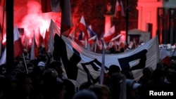 Польские радикалы у здания посольства России в Варшаве во время марша в честь Дня независимости Польши, 11 ноября 2013 года.