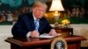 Američki predsjednik Donald Tramp potpisuje memorandum o povlačenju iz nuklearnog sporazuma sa Iranom.