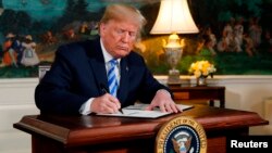 Američki predsjednik Donald Tramp potpisuje memorandum o povlačenju iz nuklearnog sporazuma sa Iranom.