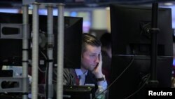 A trader works on the floor at the New York Stock Exchange (NYSE) in New York, U.S., November 20, 2018. REUTERS/Brendan McDermid TPX IMAGES OF THE DAY