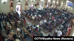 تصاویر منتشر شده از ورود مهاجم انتحاری به کلیسیا در سریلانکا.