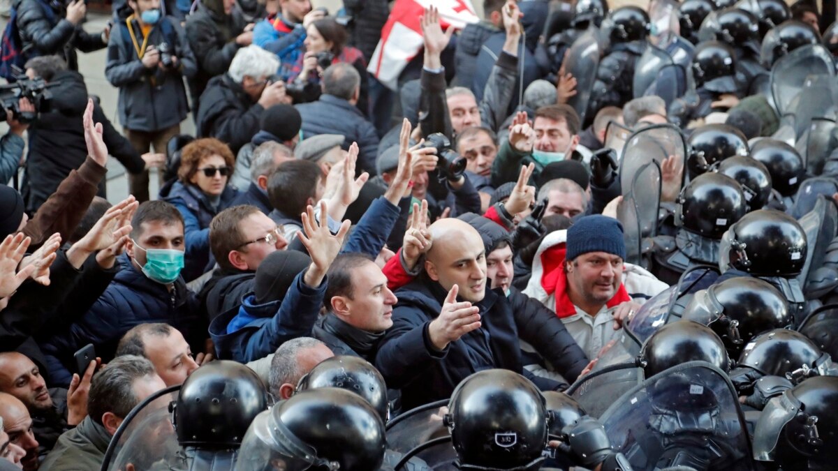Тбилиси беспорядки. Протесты с Тбилиси 2007. Грузия 2007 революция. Разгон демонстрантов в Грузии. Оппозиция Грузии.