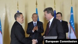 Belgium -- European Commission President Jose Manuel Barroso (R) and Uzbek President Islam Karimov at asigning ceremony in Brussel, 24Jan2011