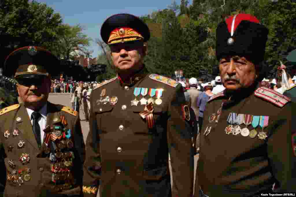 Ветеран Второй мировой войны и казаки на праздновании Дня Победы. Алматы, 9 мая 2014 года.