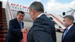 Президент Кыргызстана Сооронбай Жээнбеков (слева).