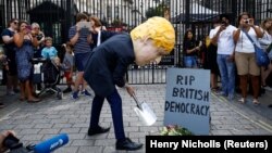 Protestatar în fața sediului lui Boris Johnson din Downing Street nr. 10 în Londra.