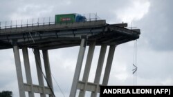 Вид на мост на автомагистрали, часть которого обрушилась. Генуя, 14 августа 2018 года.