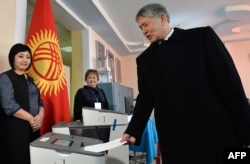 Президент Кыргызстана Алмазбек Атамбаев на референдуме по изменению Конституции страны. Бишкек, 11 декабря 2016 года.