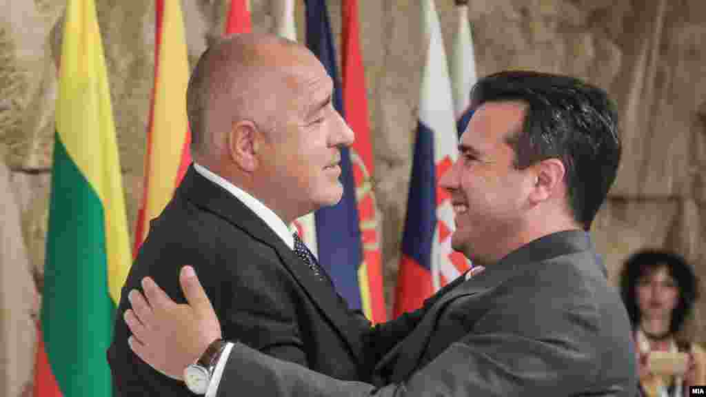 МАКЕДОНИЈА / БУГАРИЈА - Бугарскиот премиер Бојко Борисов телефонски му го честитал на премиерот Зоран Заев реизборот за претседател на СДСМ, а македонскиот премиер му возвратил со желба за успех на претстојните избори во Бугарија. Се согласиле дека треба што побрзо да се најде решение за спорот во интерес и на двете земји.