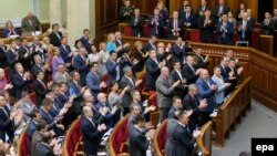 Ukrajinski parlementarci aplaudiraju tokom ceremonije ratifikacije Sporazuma o stabilizaciji i pridruživanju sa EU, 16. septembar 2014.