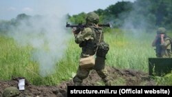 Российский морской пехотинец на крымском полигоне