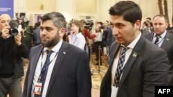 Сирияның қарулы оппозициясы делегациясының басшысы, "Джейш әл-Ислам" ұйымының жетекшісі Мохаммед Аллуш (сол жақта) пен көтерілісшілер өкілі Осама Абу Зейд Астанадағы бейбіт келіссөз кезінде. Астана, 16 ақпан 2017 жыл.