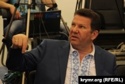 Сергей Куницын в вышиванке на пресс-конференции в Киеве, 2015 год