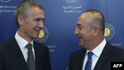 NATO-nyň baş sekretary Ýens Stoltenberg (çepde) we Türkiýäniň daşary işler ministri Mewlut Jawusoglu. Ankara. 9-njy oktýabr, 2014 ý.