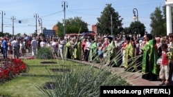 Пільныя людзі ў цывільным (зьлева) не прапускаюць да помніка