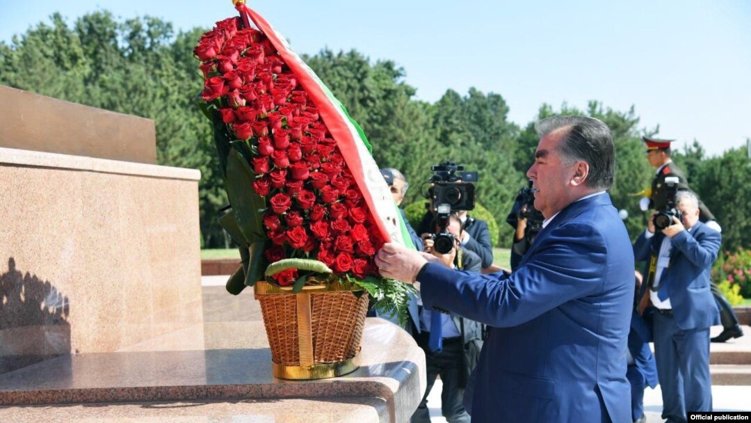 Tajik President Emomali Rahmon with Mirziyoev in Tashkent.
