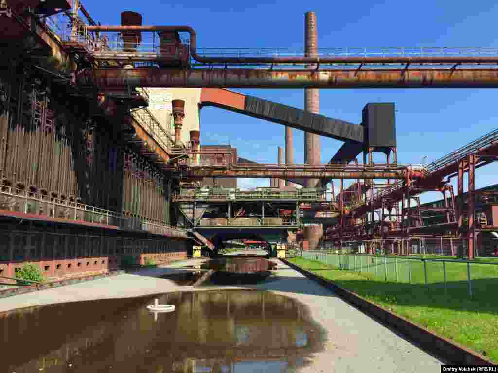 Металлургический завод в Дуйсбурге стал огромным ландшафтным парком. Спектакли триеннале идут в бывших цехах