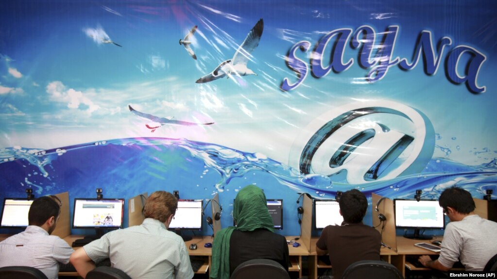 تصویری عمومی از یک کافی‌نت در ایران