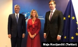 Президенты Косова и Сербии Хашим Тачи (слева) и Александр Вучич и глава внешнеполитического ведомства ЕС Федерика Могерини на переговорах в Брюсселе, 3 июня 2017