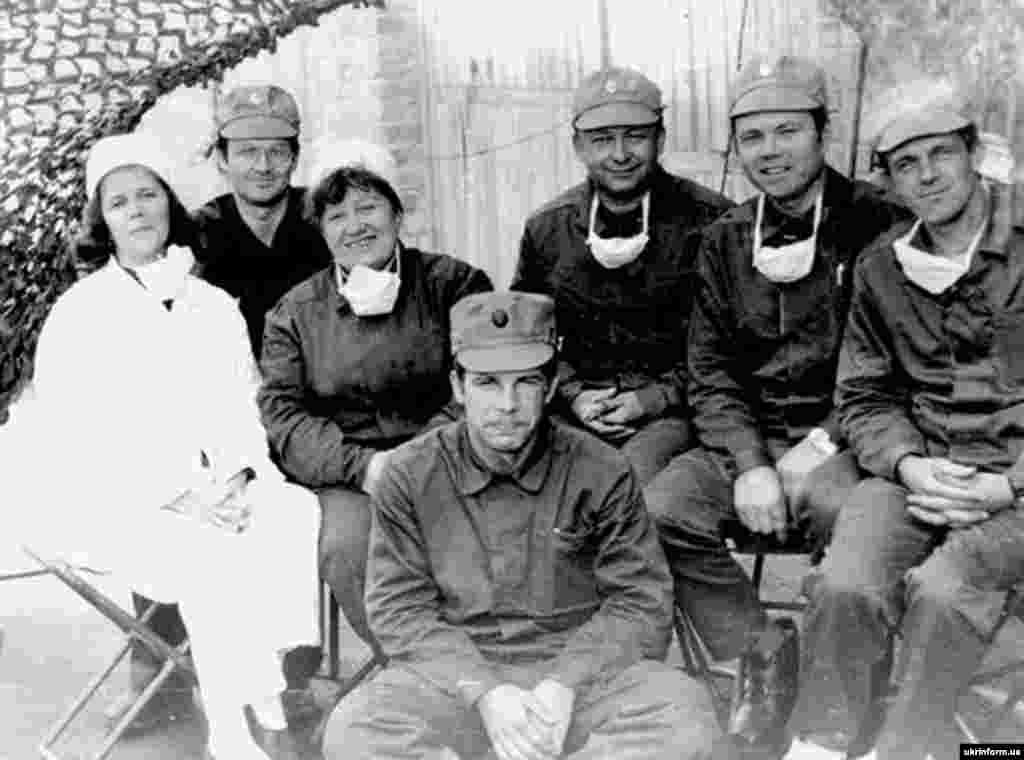 Рабочие-спасатели, в числе первых оказавшиеся на месте катастрофы Чернобыльской АЭС в 1986 году. Главными жертвами Чернобыля, страдающими от последствий радиации и 20 лет спустя стали ликвидаторы аварии на атомной станции