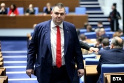 Oligarhul Delian Peevski, liderul partidului „DPS - Un nou început”, la ședința de învestire a guvernului, în Parlamentul de la Sofia, 16 ianuarie 2025.