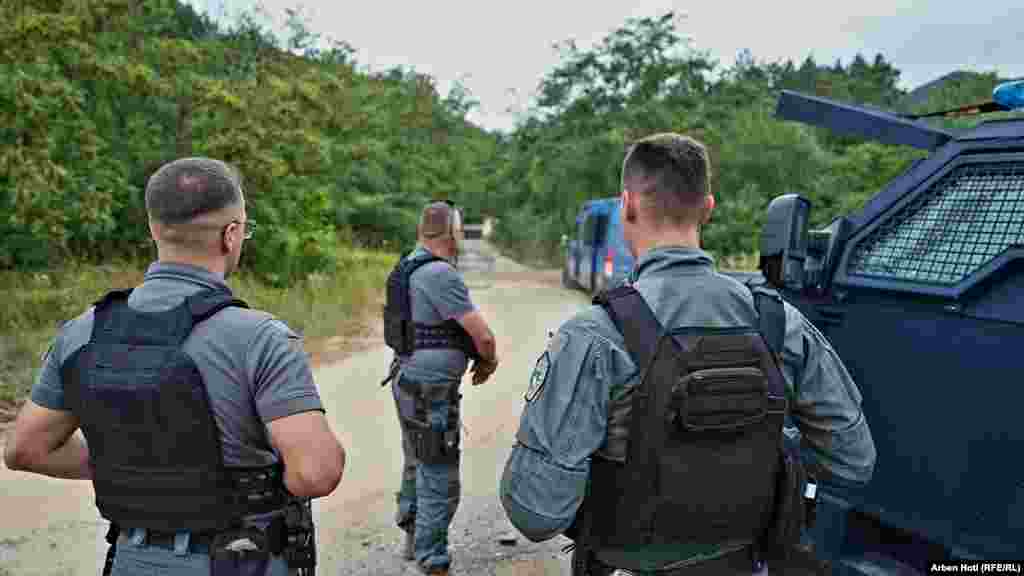 Pjesëtarë të Policisë së Kosovës shihen në zonën ku u zhvillua aksioni për shembjen e 11 shtëpive afër Ujmanit. 