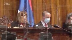 Парламент Сербії відновив засідання в умовах пандемії з рукавичками, масками і щитами – відео