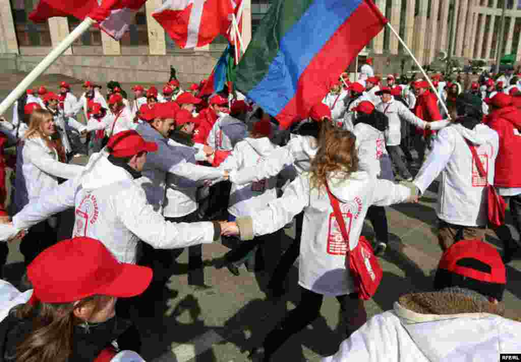 Митинг: слушая гимн "Наших".